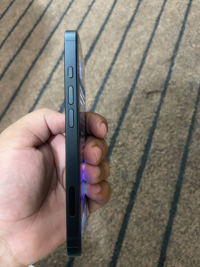 Apple iPhone 16e 1