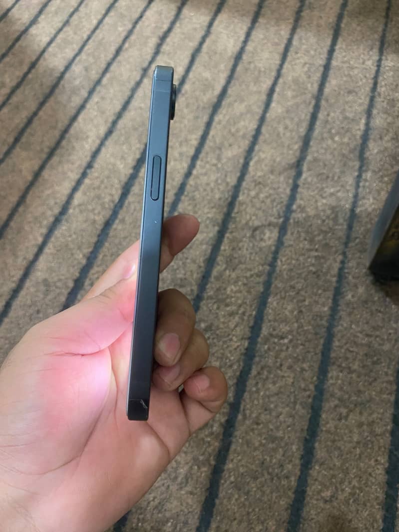 Apple iPhone 16e 2