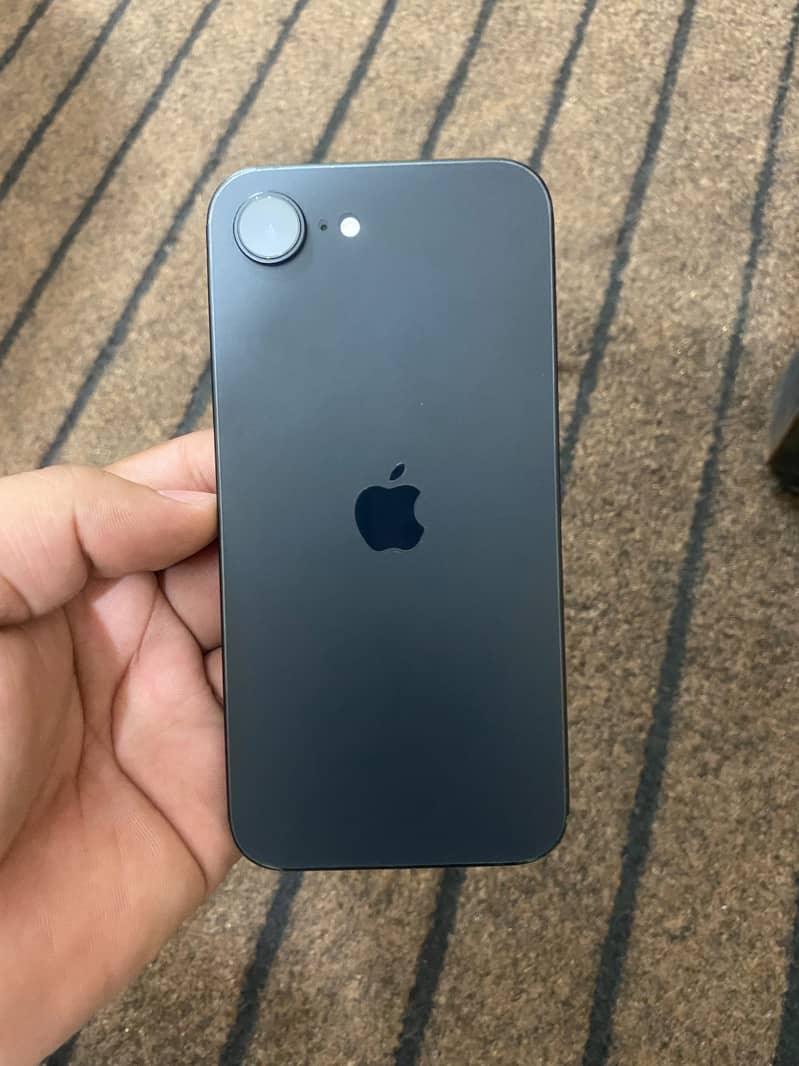 Apple iPhone 16e 4