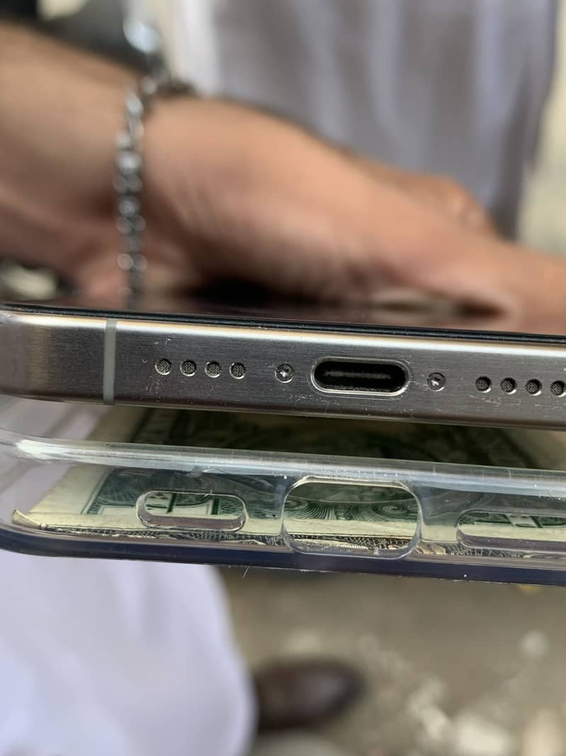 Apple iPhone 15 Pro Max 2