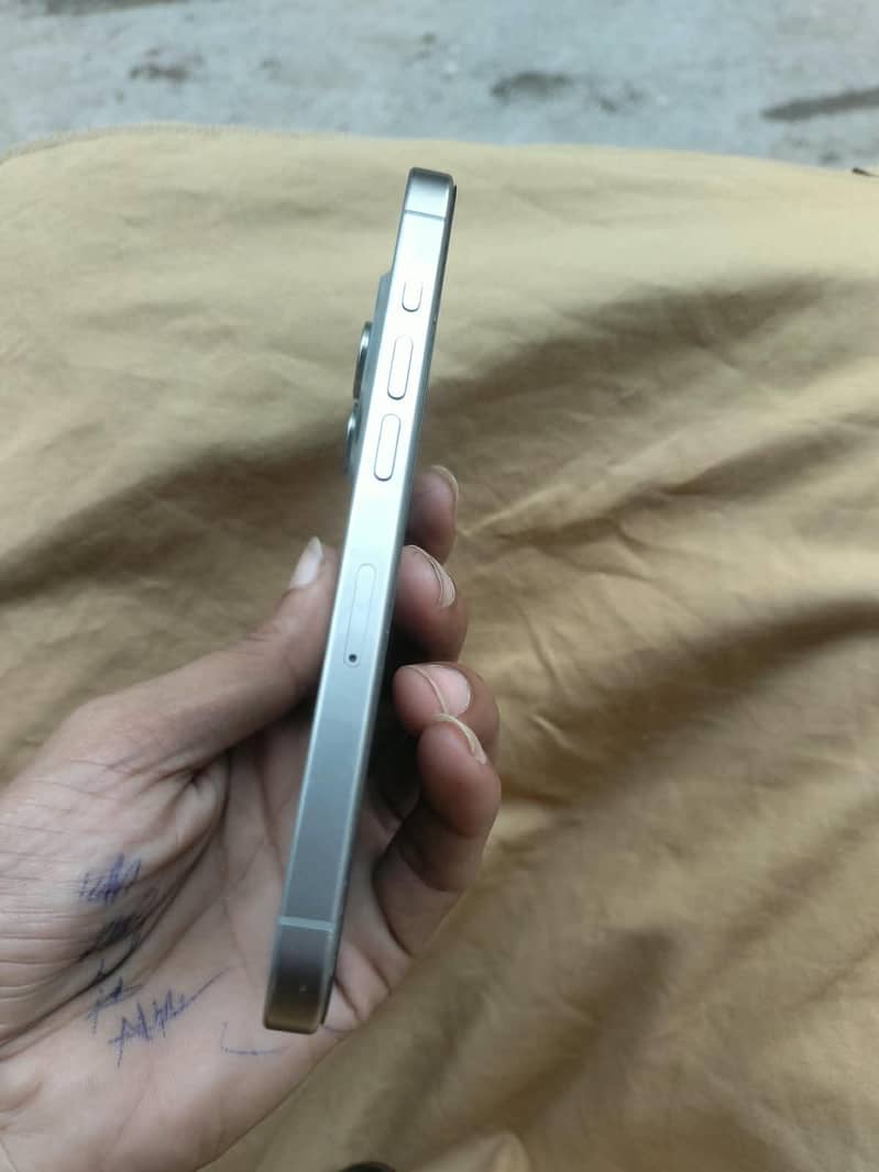 Apple iPhone 15 Pro 2