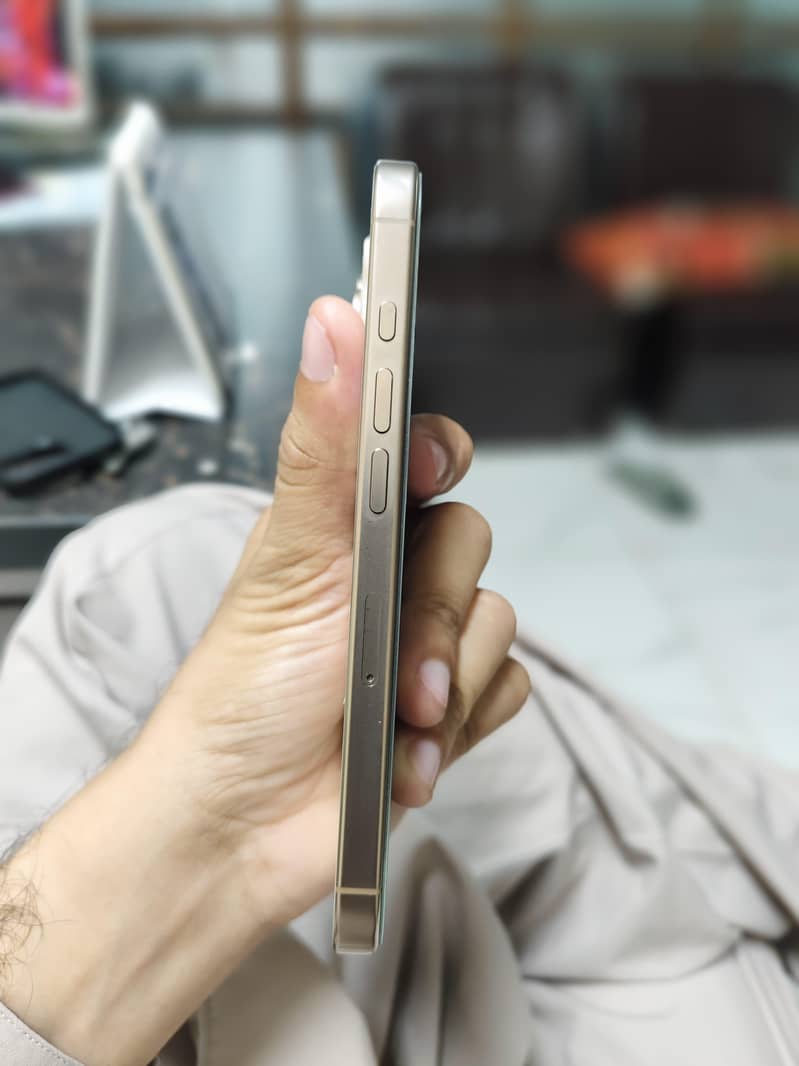 Apple iPhone 16 Pro 1