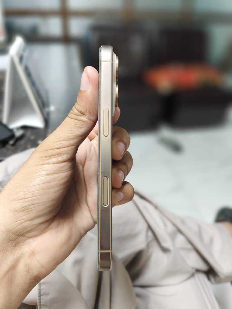 Apple iPhone 16 Pro 2