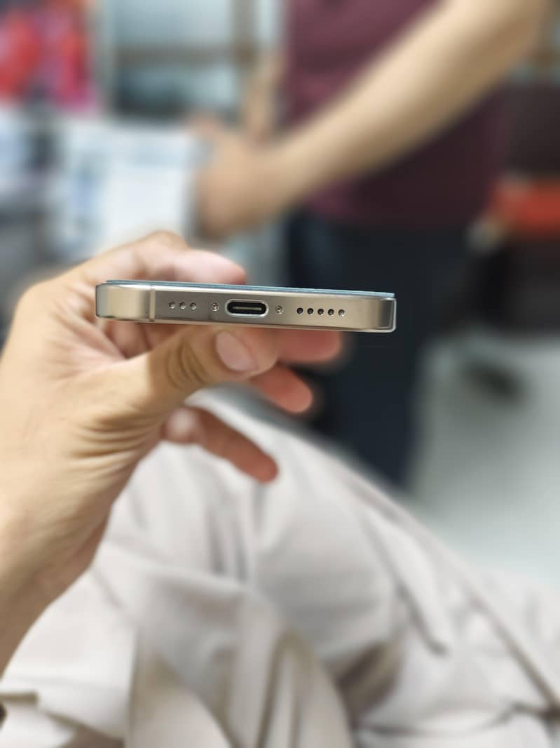Apple iPhone 16 Pro 4