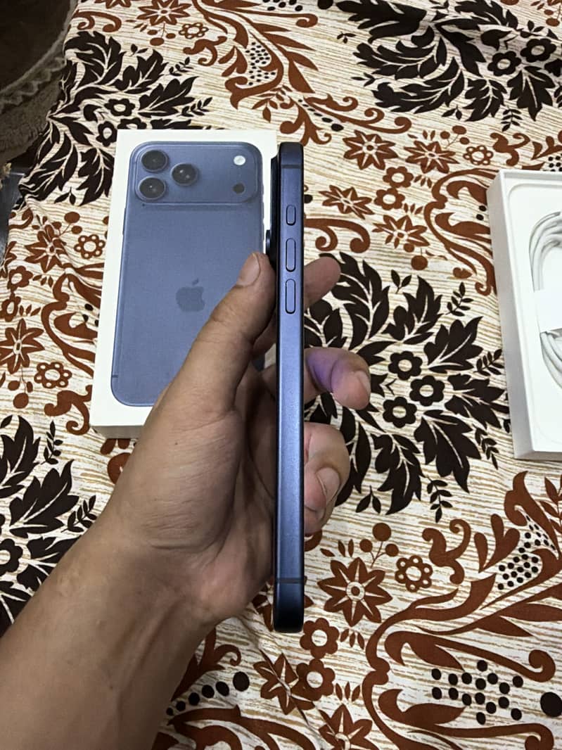 Iphone 17 pro Max Blue 1
