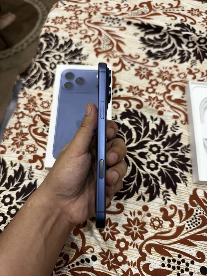 Iphone 17 pro Max Blue 2