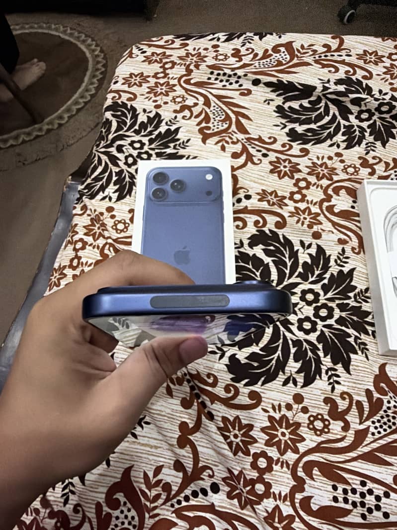 Iphone 17 pro Max Blue 3
