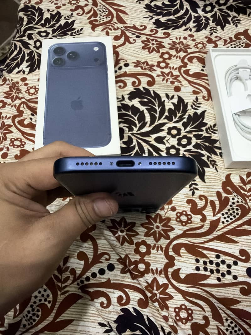 Iphone 17 pro Max Blue 4
