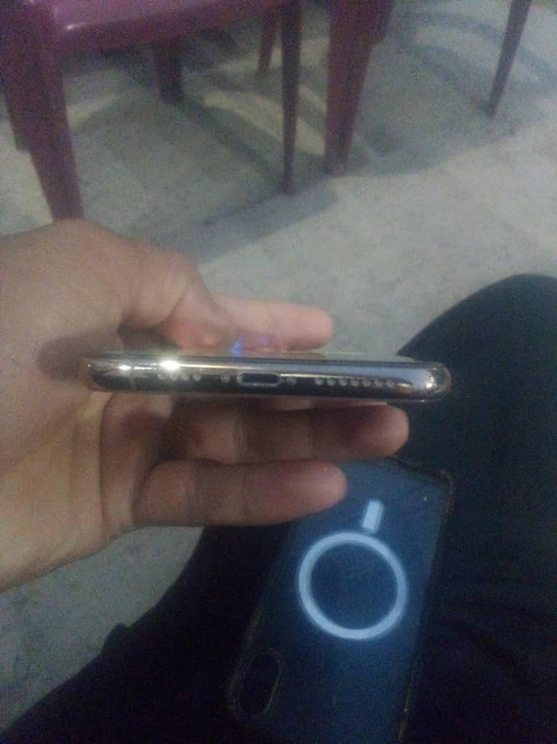Apple iPhone XS Max 4