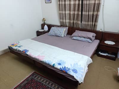 2 sesperate Beds with side tables