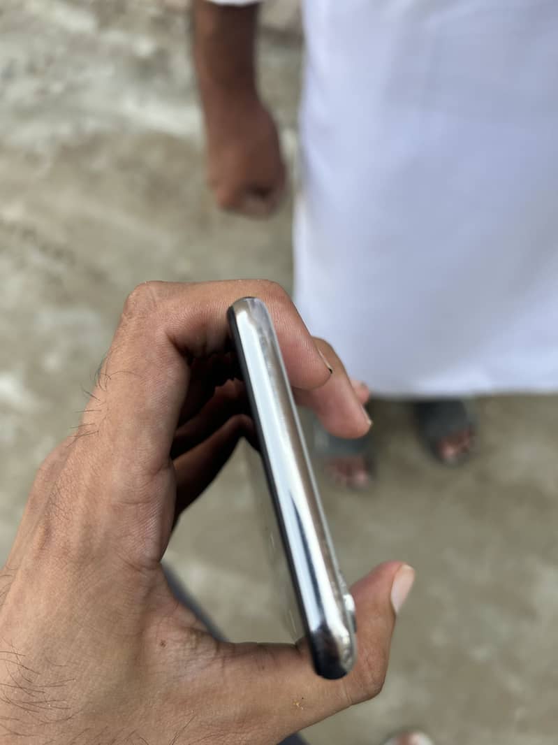 Apple iPhone X 4