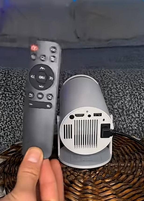 HY300 Pro+4k Mini Projector 3
