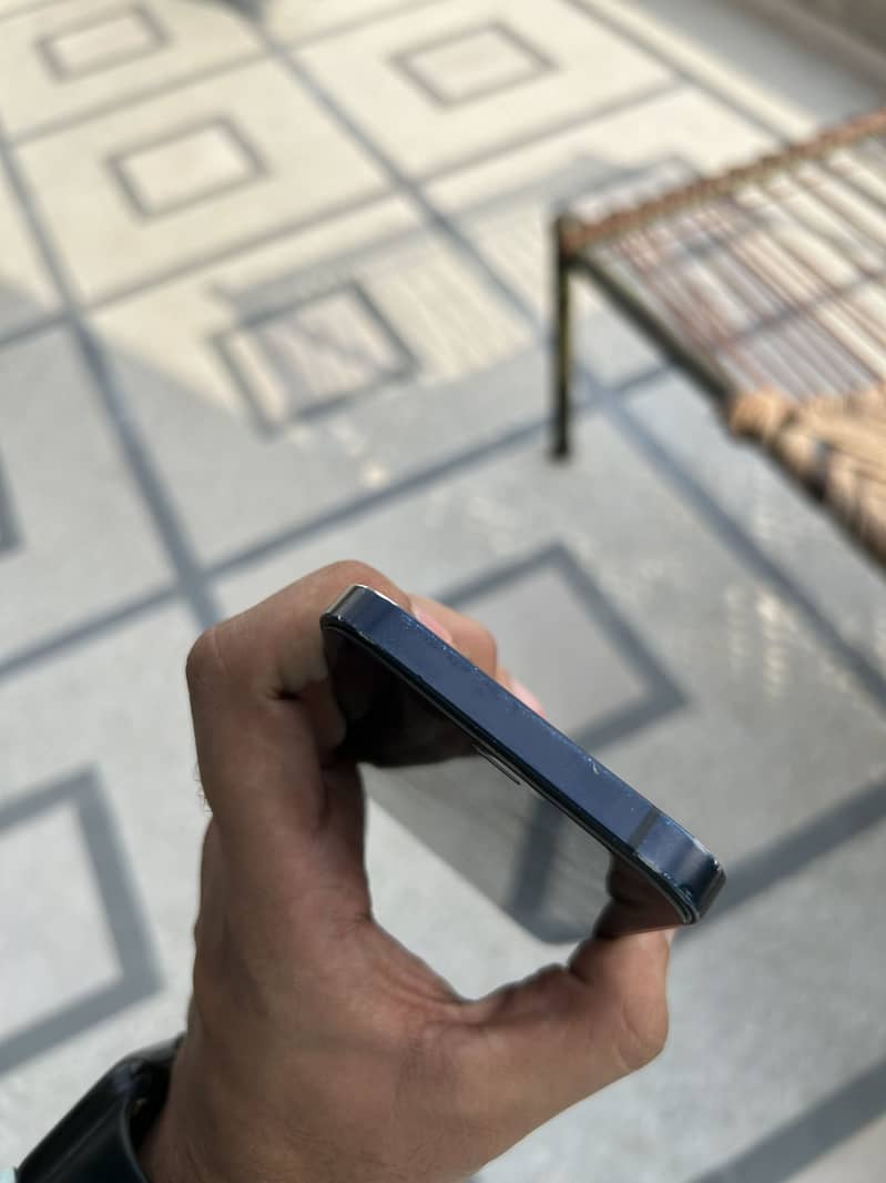 Apple iPhone 12 4