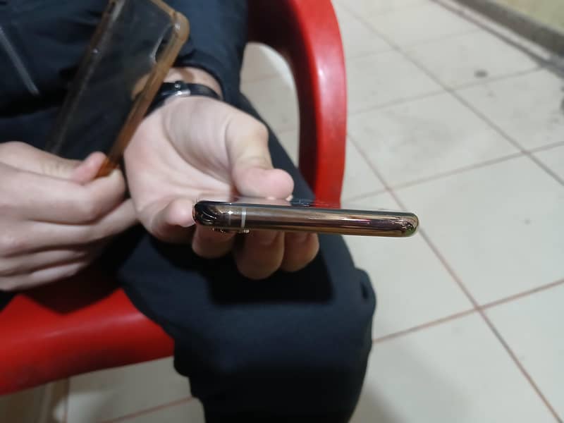 Apple iPhone xs 4