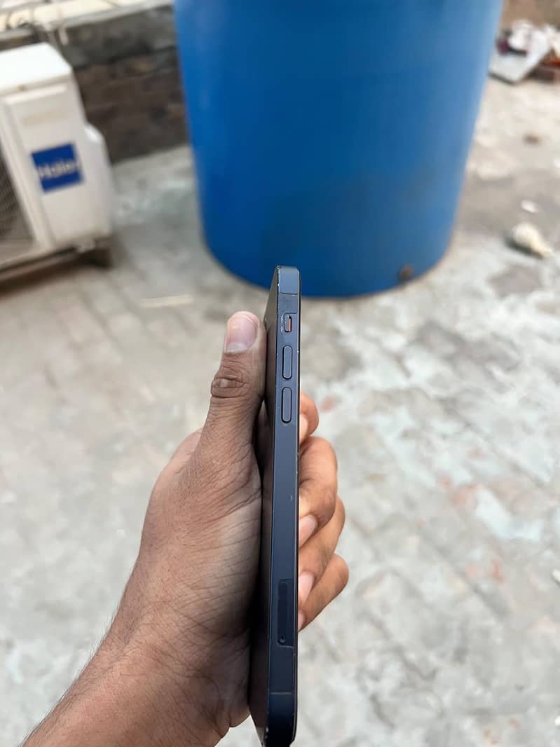 Apple iPhone 12 4