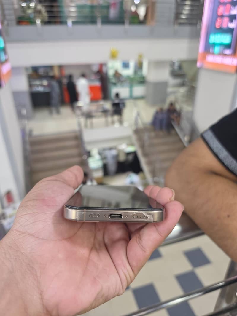 Apple iPhone 16 Pro 2