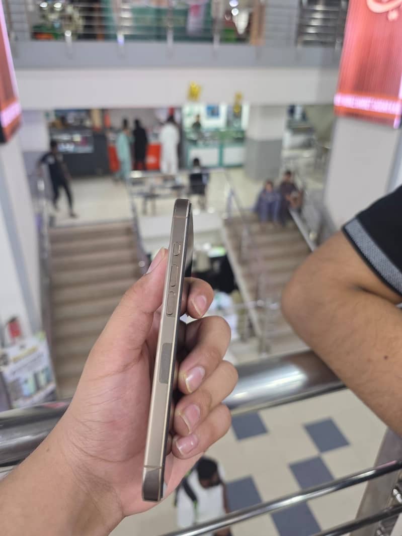 Apple iPhone 16 Pro 4