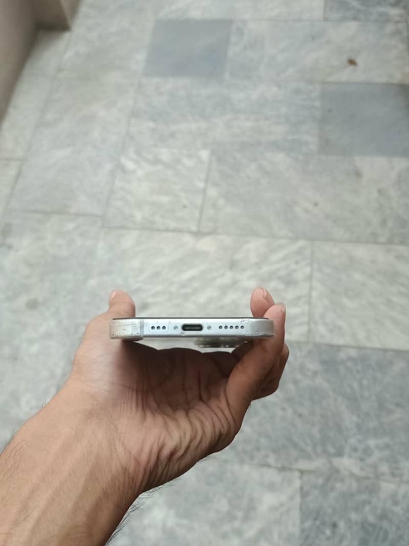 Apple iPhone 15 4
