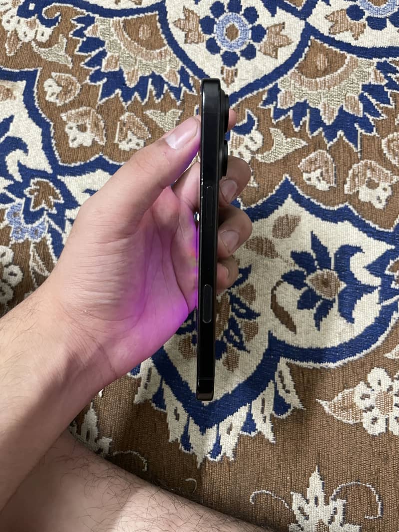 Apple iPhone 16 Pro 1