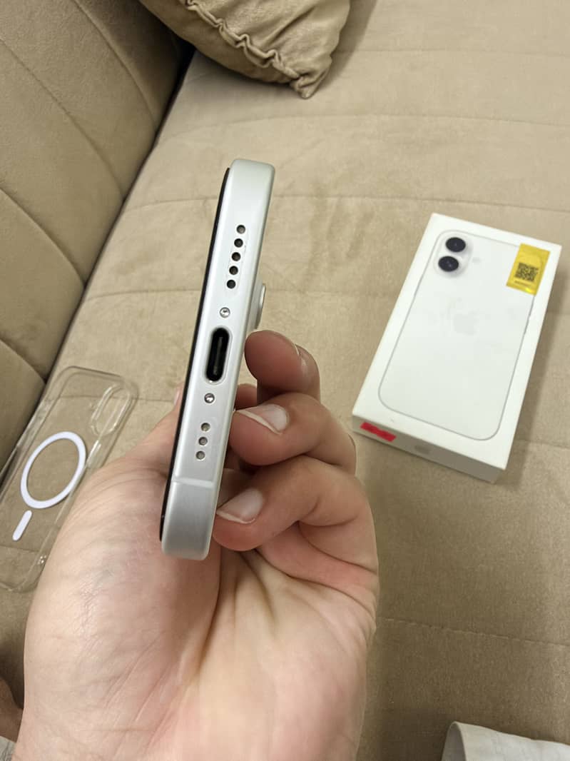 Apple iPhone 16 7
