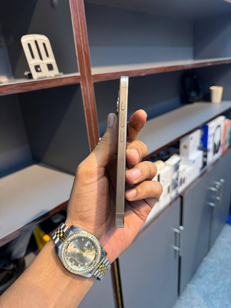 Apple iPhone 16 Pro 1