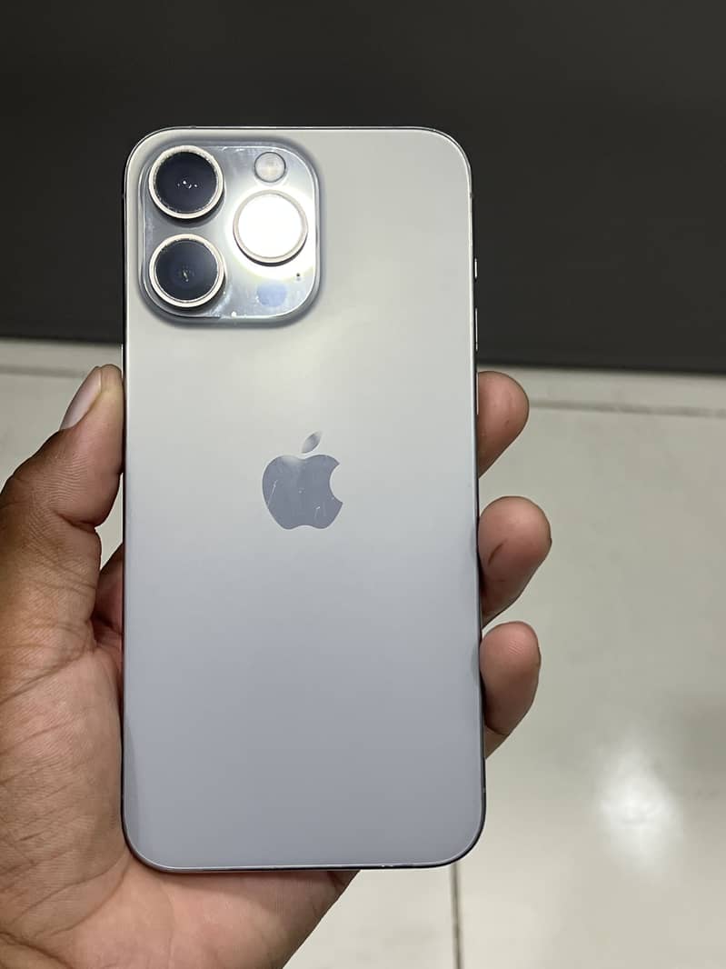 iPhone 15 Pro Max 4