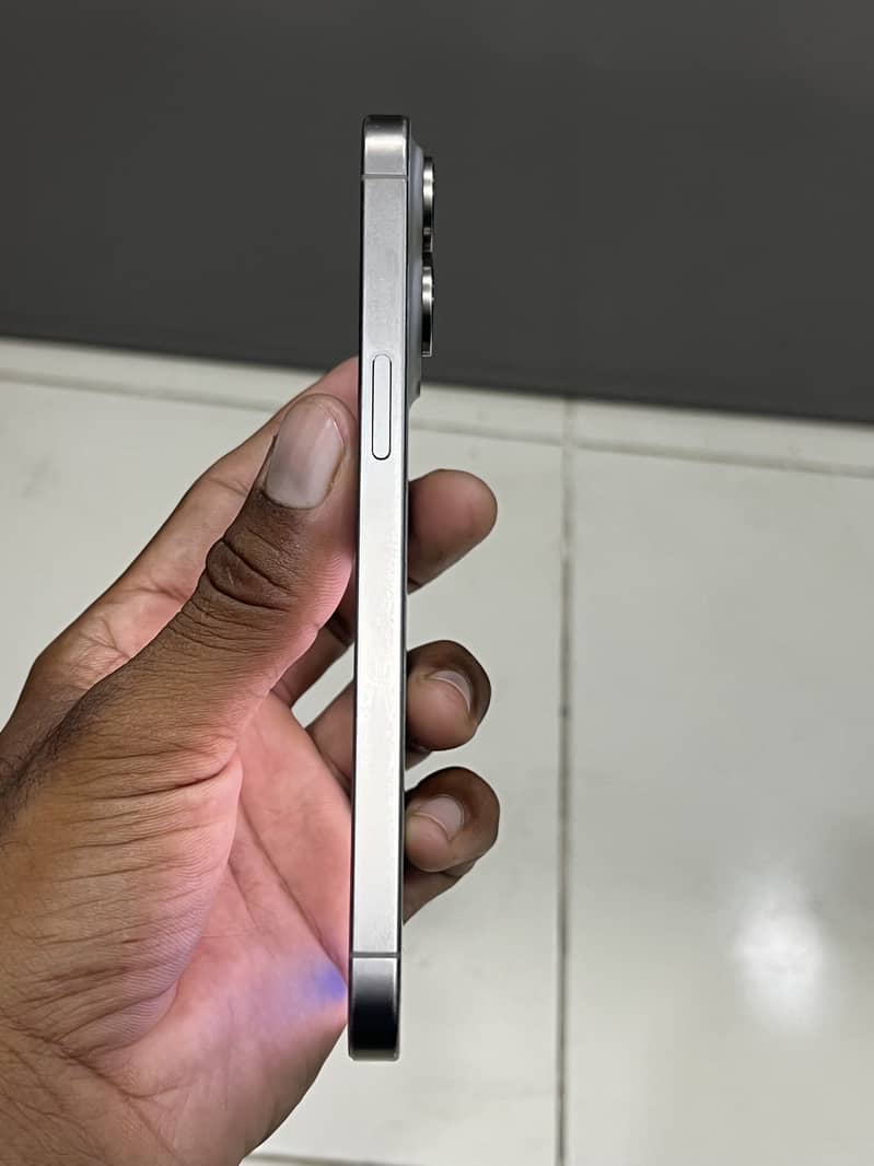 iPhone 15 Pro Max 6