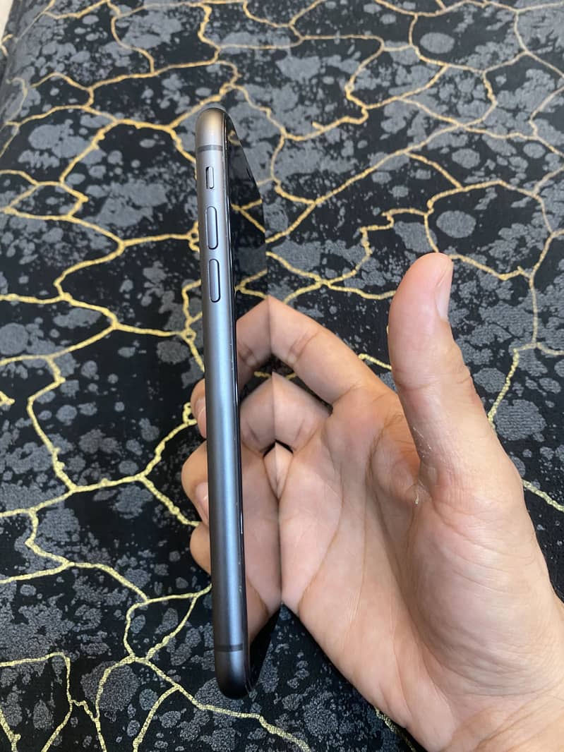 Apple iPhone 11 4