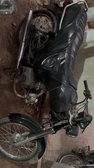 10/10 Bike hai koi kam nh hai blkl okay watsapp 03368292370 rabta kro