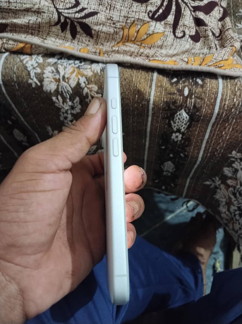 Apple iPhone 16 2