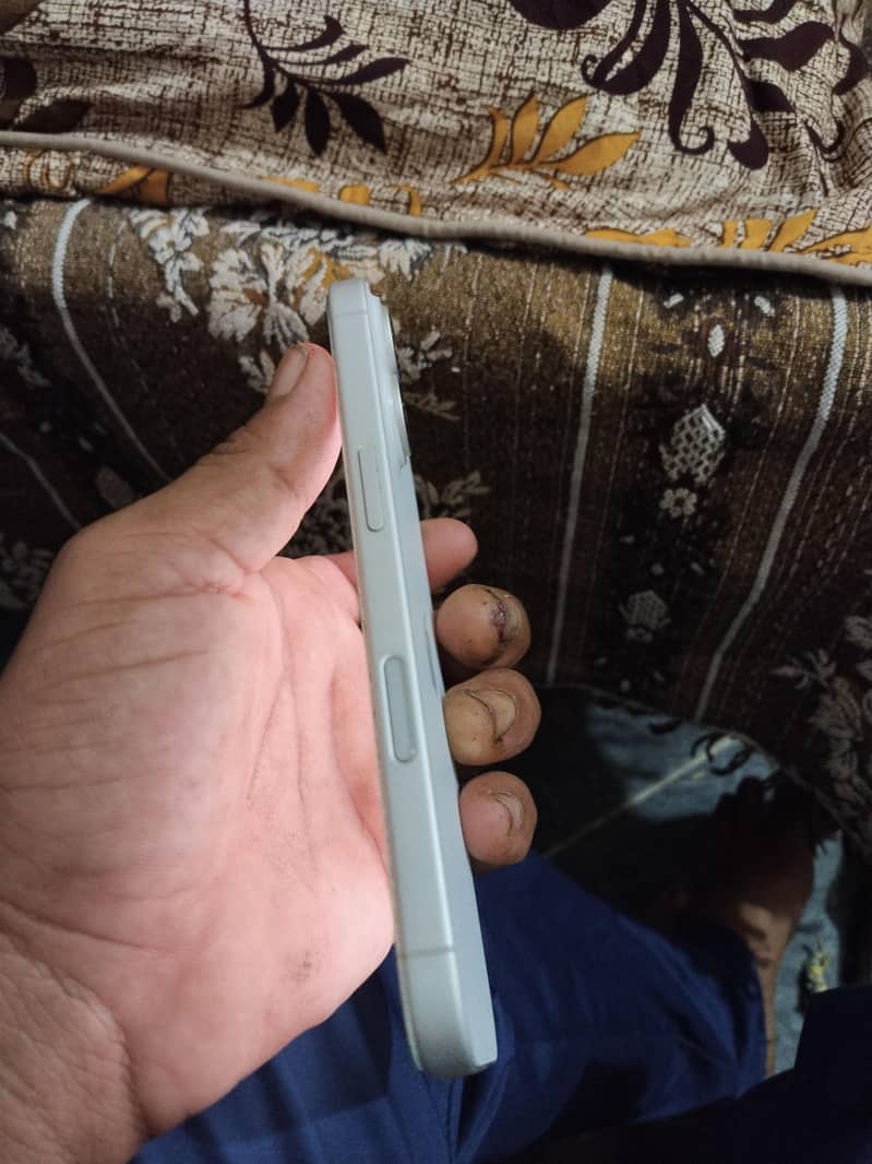 Apple iPhone 16 3