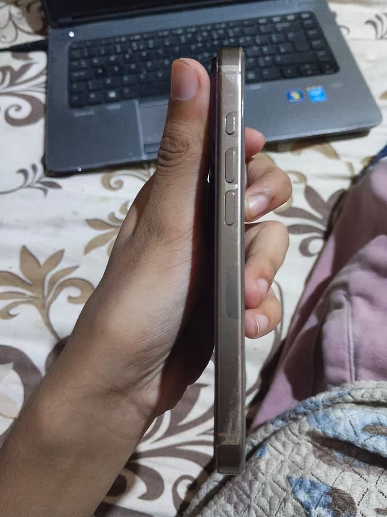Apple iPhone 16 Pro 4