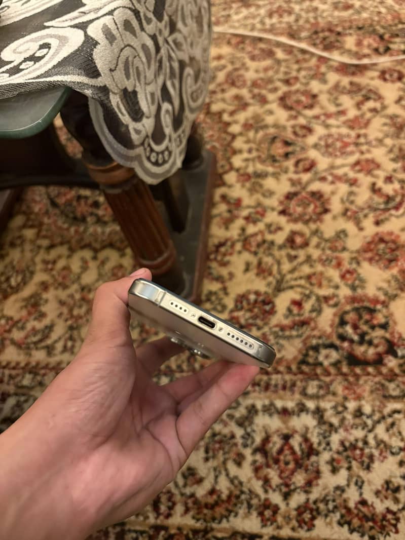 Apple iPhone 15 Pro Max 4