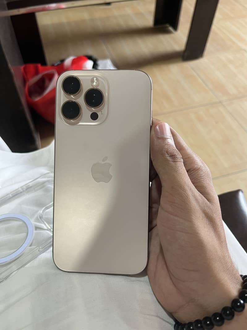 Apple iPhone 16 Pro Max 4