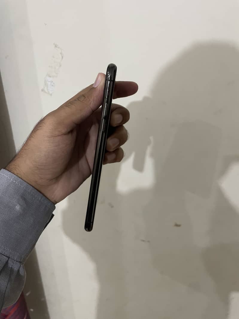 Apple iPhone 11 Pro Max 4