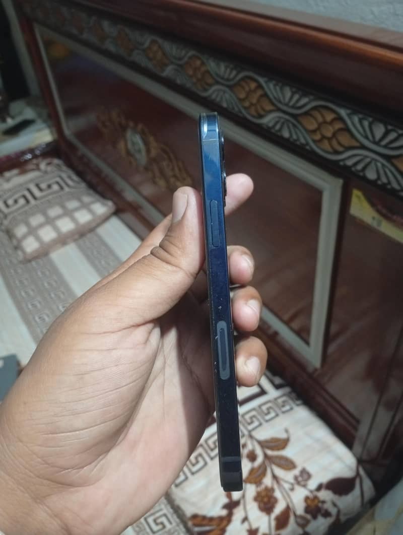 Apple iPhone 12 4
