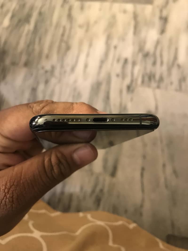 Apple iPhone 11 Pro 4