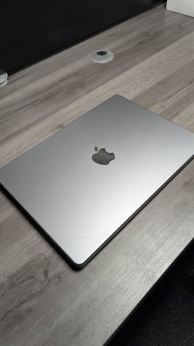 Macbook pro 14" inch, M3 with box
