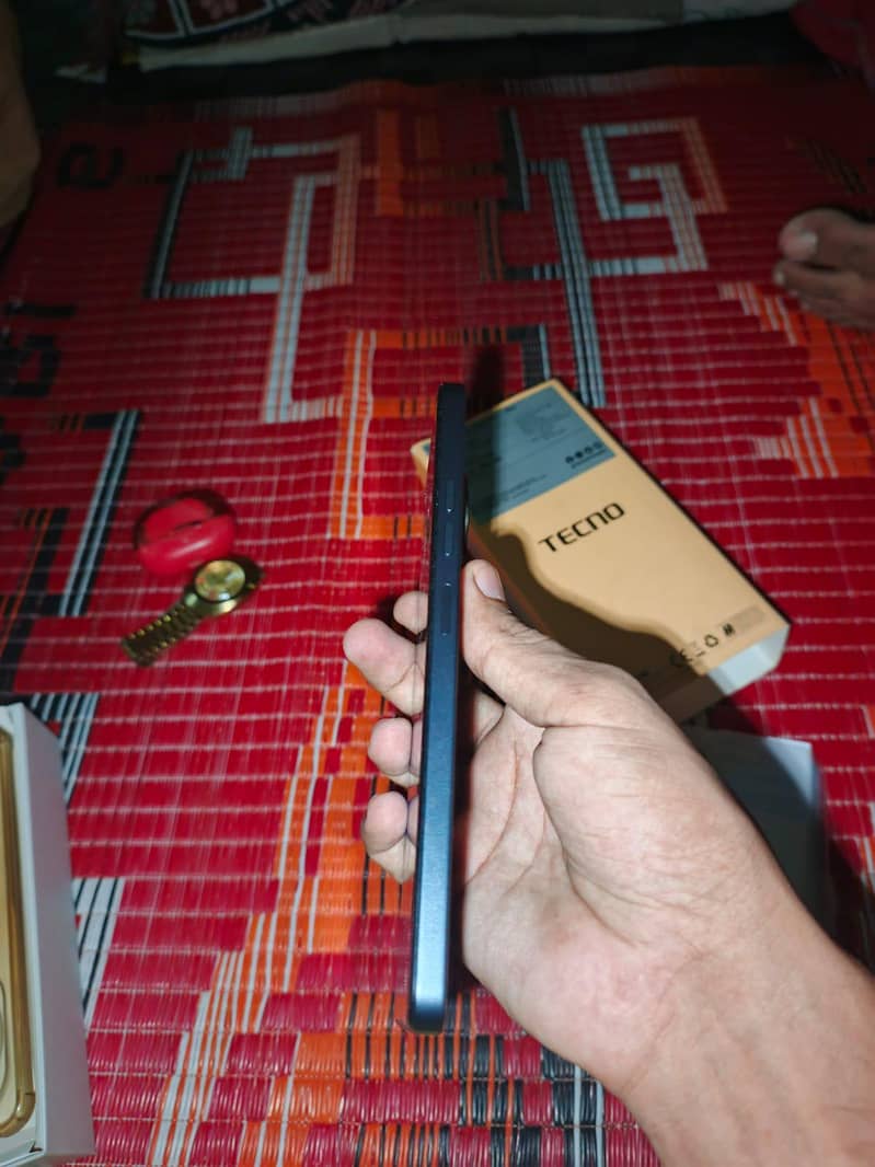 Tecno SPARK 30 6
