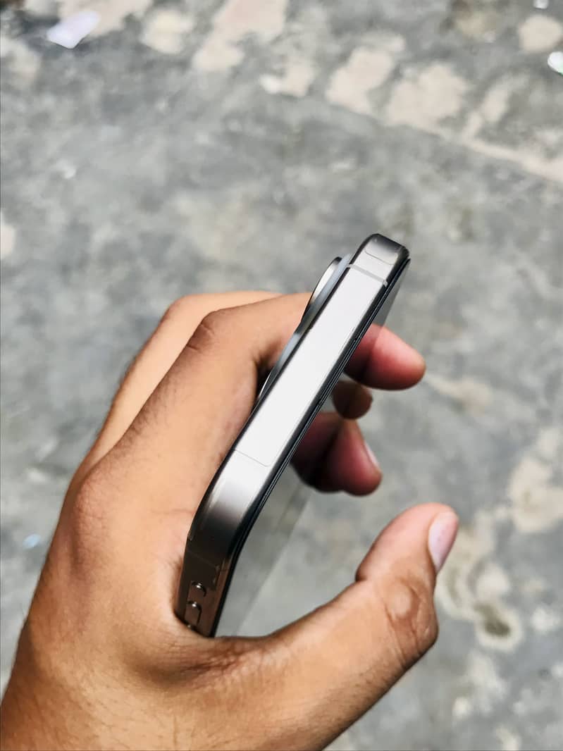 Apple iPhone 15 Pro 4