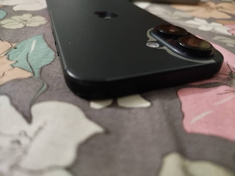 Apple iPhone 16 2