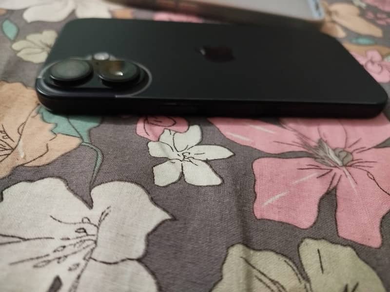 Apple iPhone 16 4