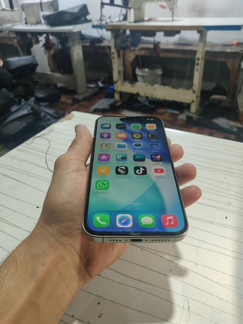 Apple iPhone 15 Pro Max 2