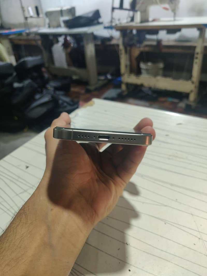 Apple iPhone 15 Pro Max 6