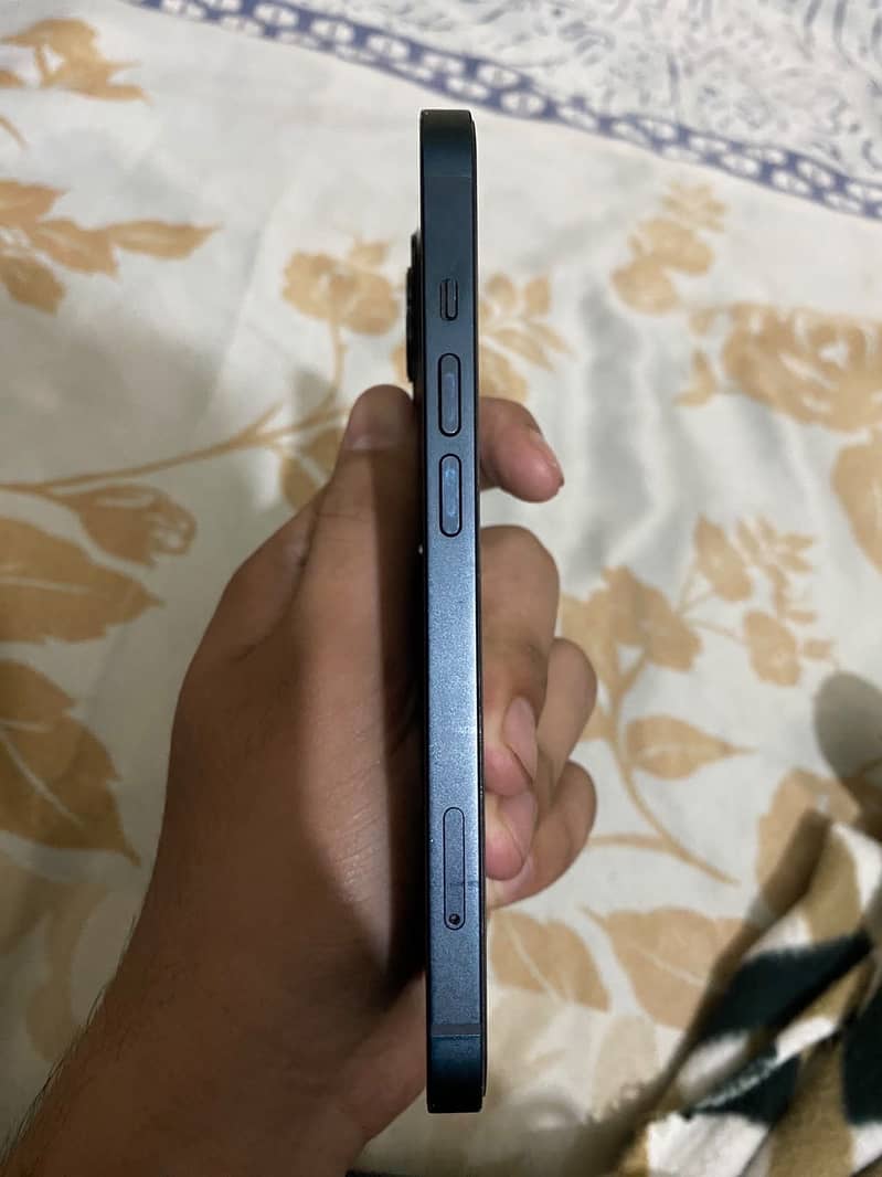 Apple iPhone 13 2