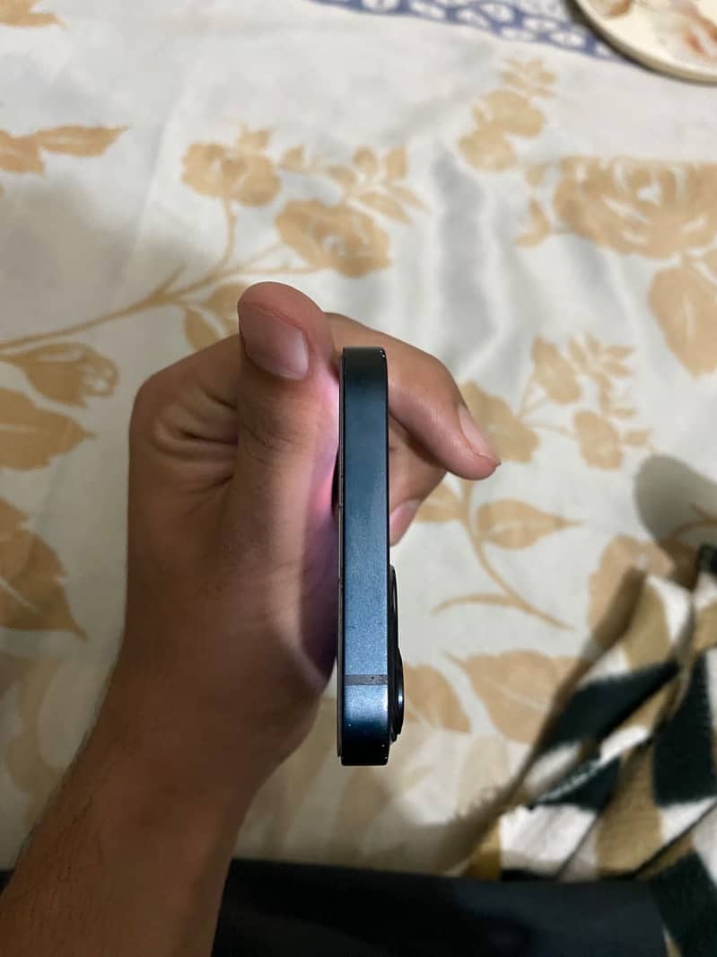 Apple iPhone 13 5