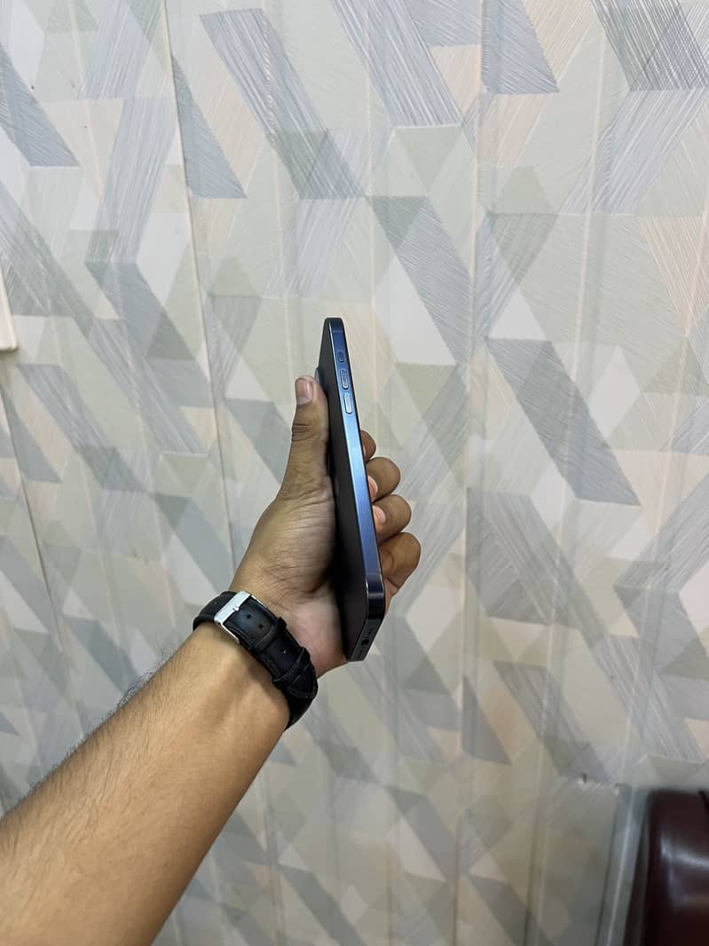 Apple iPhone 15 Pro Max 4