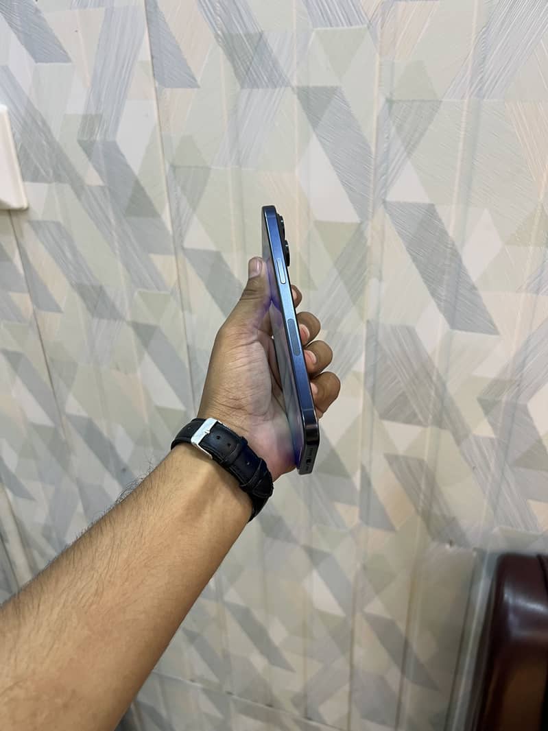 Apple iPhone 15 Pro Max 6