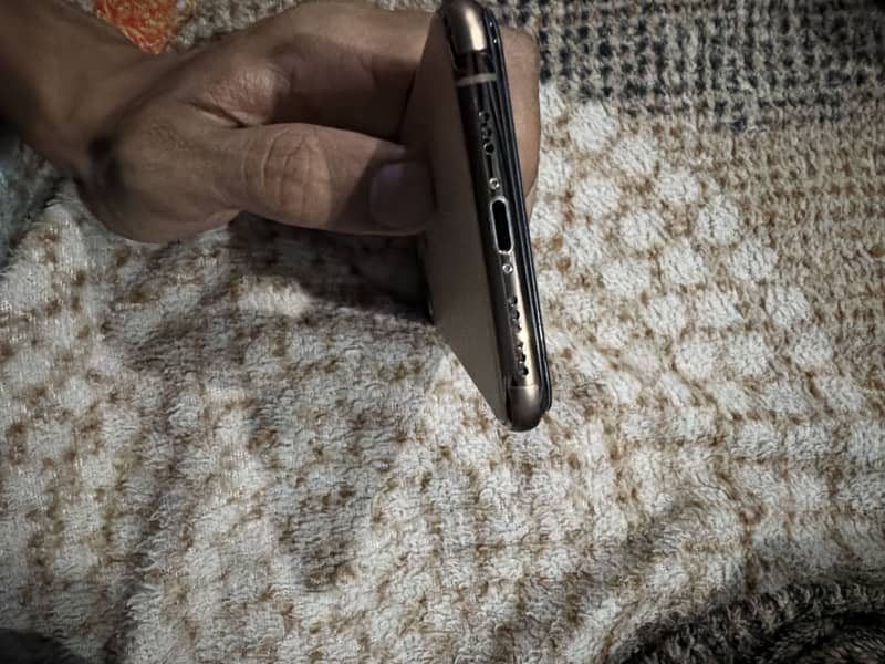 Apple iPhone XS 4
