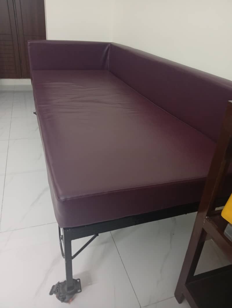 kid bed with rollers (dewan) 0
